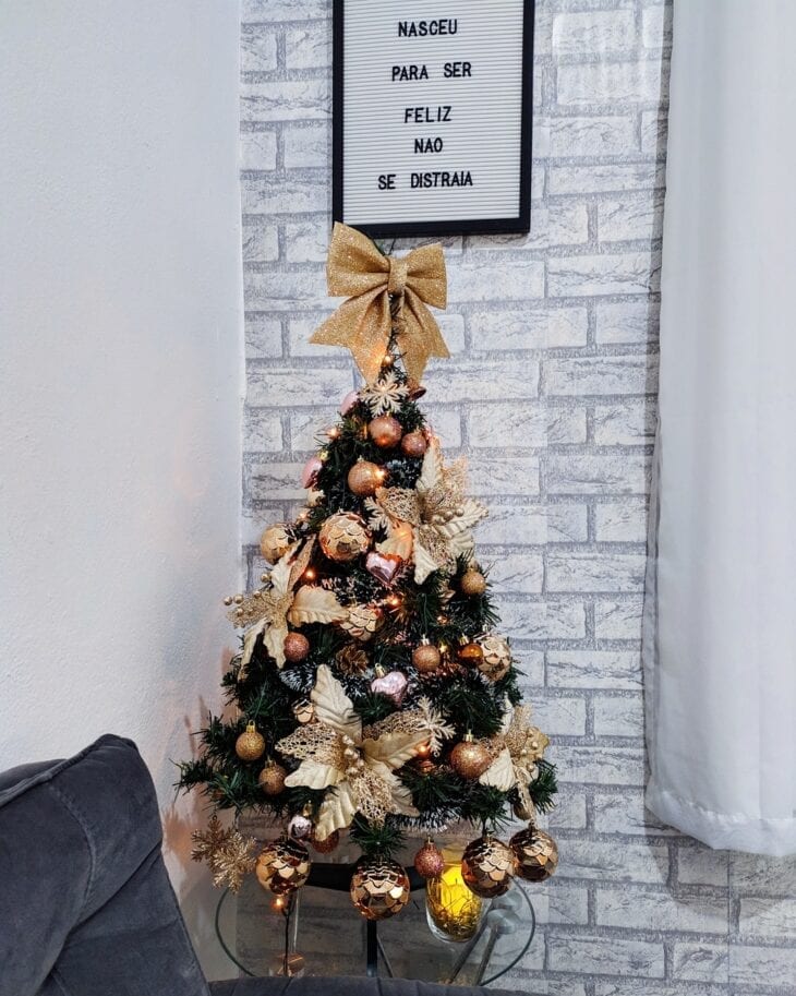 Sala decorada com laços para árvore de natal dourado