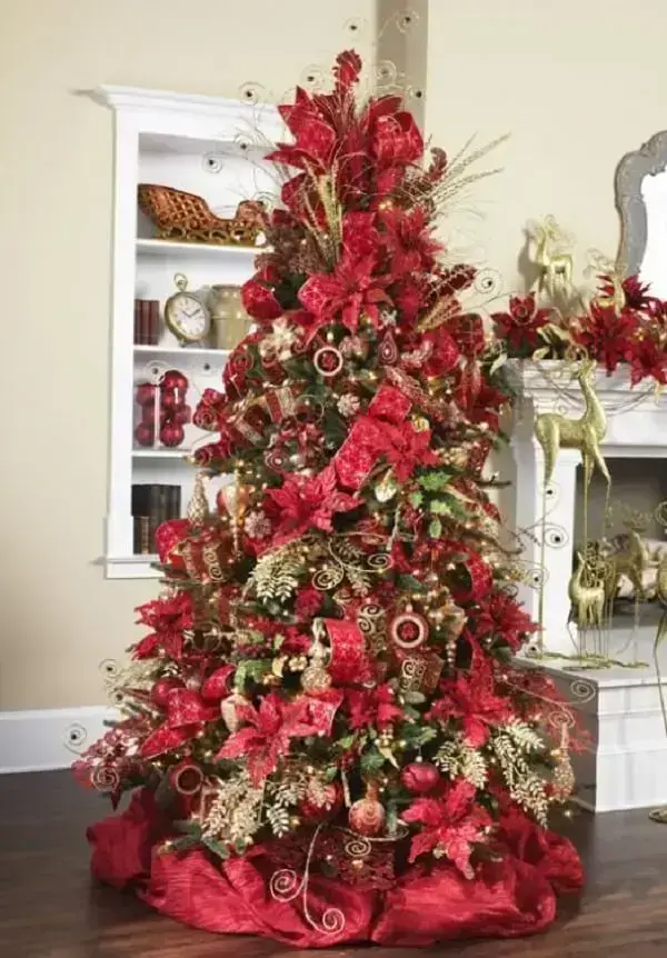 Sala decorada com árvore de natal dourada e vermelha. Fonte: HugPages