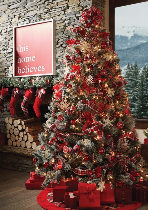 Sala decorada para o natal e laços para árvore verm