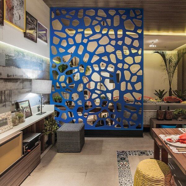 Sala integrada com biombo de madeira azul