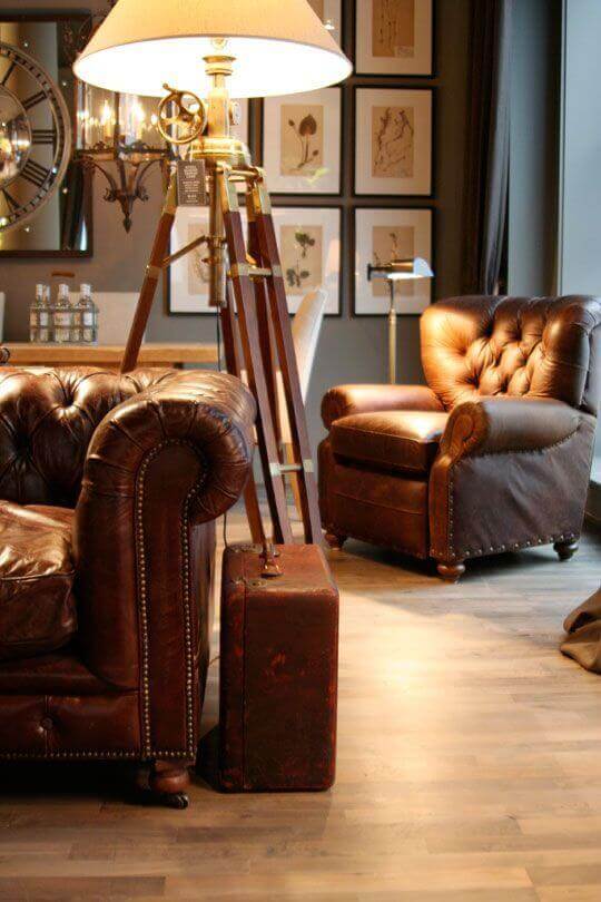 Sala marrom moderna com sofá e poltrona de couro