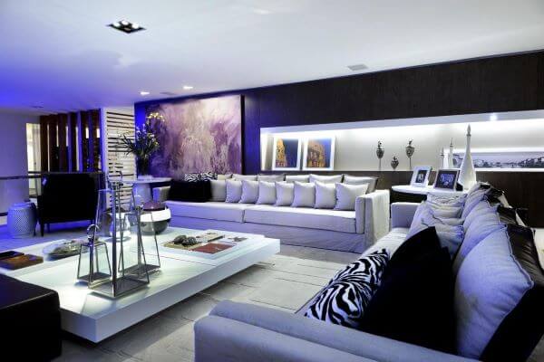 Sala moderna planejada sem tv com sofás brancos e paredes em preto para contrastar
