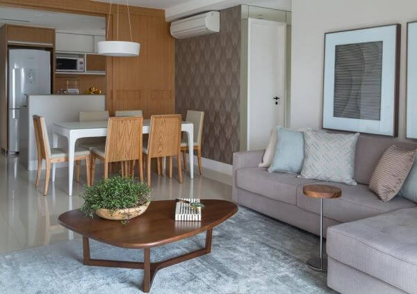 Sala pequena sem tv integrada com a sala de estar e a cozinha moderna