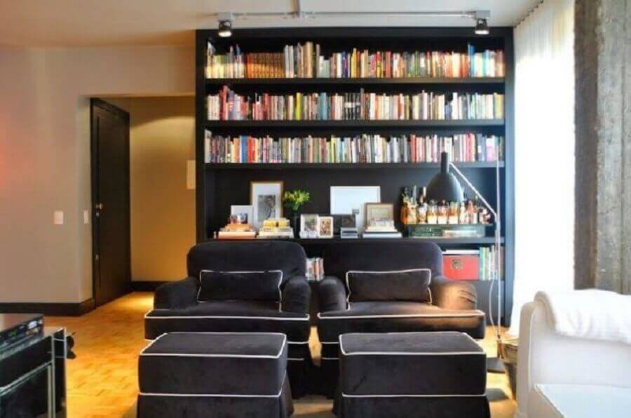 Sala preta e branca decorada com armário para livros Foto Luiz Humberto de Albuquerque