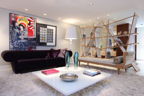 Sala sem tv com sofá roxo e estante moderna