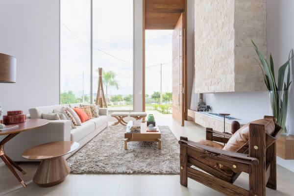 Sala sem tv decorada com lareira e poltronas criativas de madeira