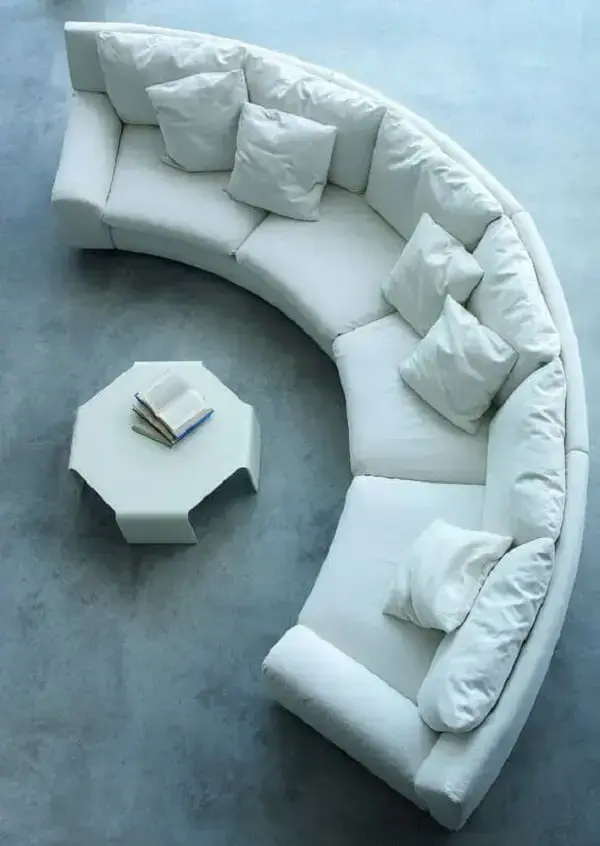 Sofá curvo com acabamento branco. Fonte: Modern Home Decorating Magazine