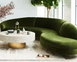 Sofá curvo redondo com tecido aveludado verde. Fonte: My Domaine