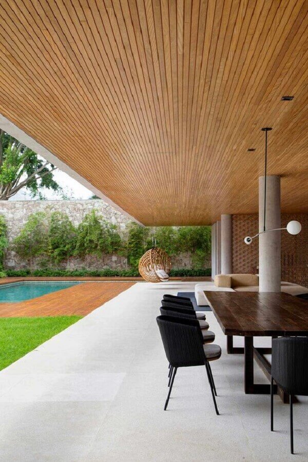  Teto de lambri de madeira para decoração de varanda grande com piscina Foto Studio Ro+Ca