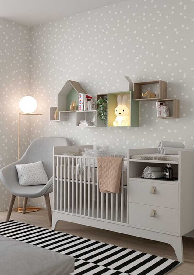tons de cinza para decoração de quarto de bebê unissex com papel de parede de bolinhas e tapete listrado Foto Decor Fácil