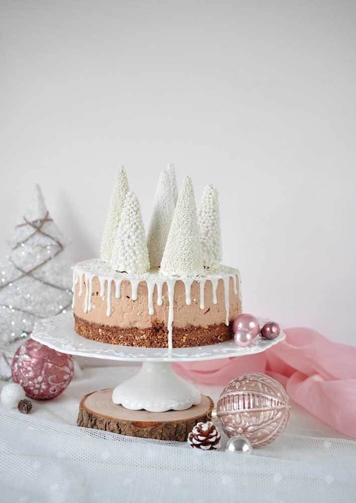 Topo de bolo decorado com árvore de natal branca