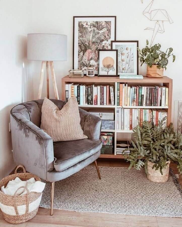 Vasos de plantas para cantinho de leitura simples decorado com armário para livros pequenos Foto Dianne Decor