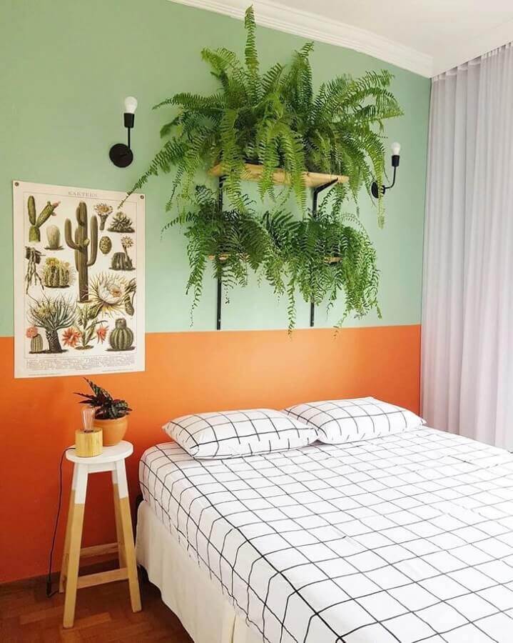 Vasos de plantas para decoração de quarto colorido simples com meia parede pintada Foto Karla Amadori