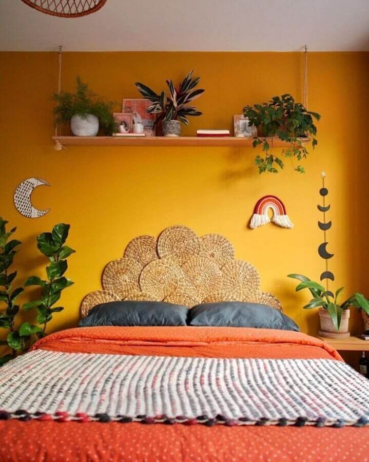 Vasos de plantas para quarto de casal colorido decorado com parede amarela e cabeceira rustica Foto Karla Amadori