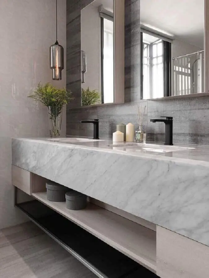 Bancada de mármore cinza claro para banheiro moderno decorado com luminária de vidro