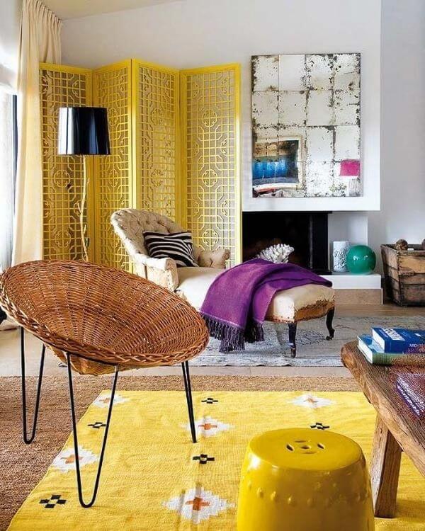 Sala com biombo decorativo amarelo