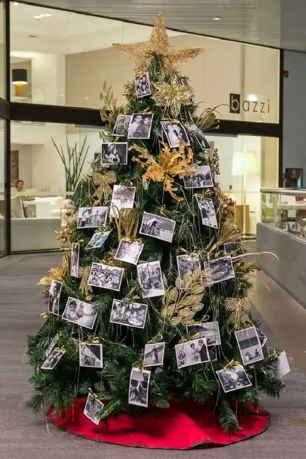 Árvore de natal dourada decorada com registros fotográficos. Fonte: Casa Abril