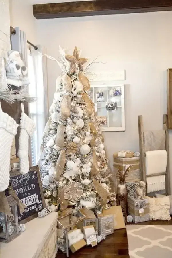 Árvore de natal dourada e branca decora a sala de estar da casa. Fonte: Metamorphose With Dani