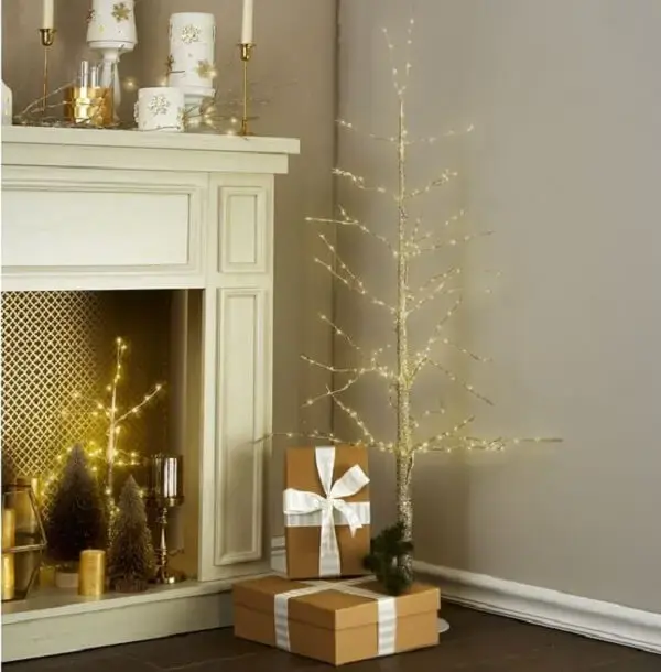 Árvore de natal dourada para decoração minimalista. Fonte: Lights