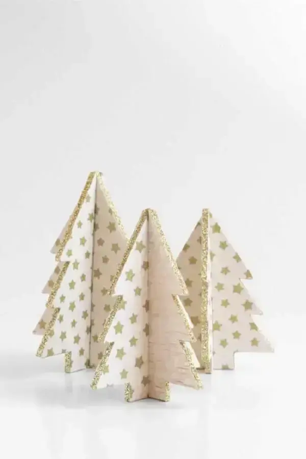 Árvore de natal dourada pequena de papel também é um modelo criativo. Fonte: Decor Fácil