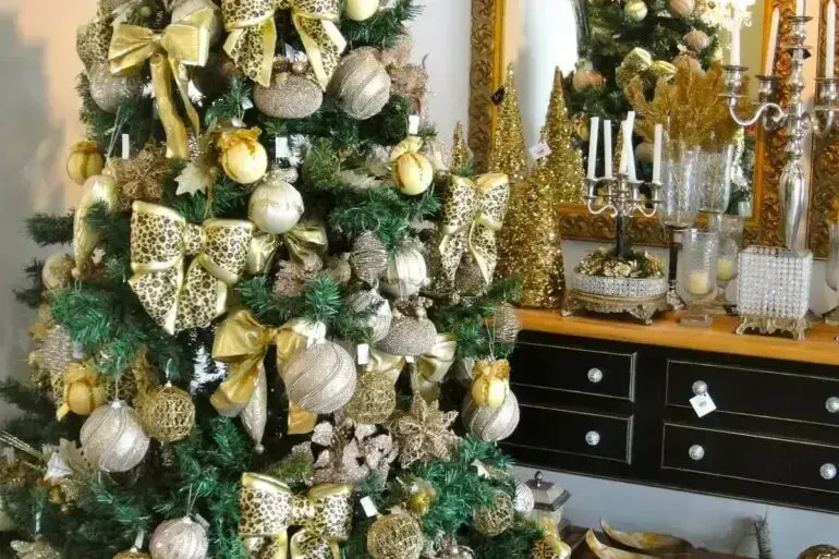 Árvore de natal glamorosa decorada de laços com estampa de oncinha. Fonte: Dcore Você
