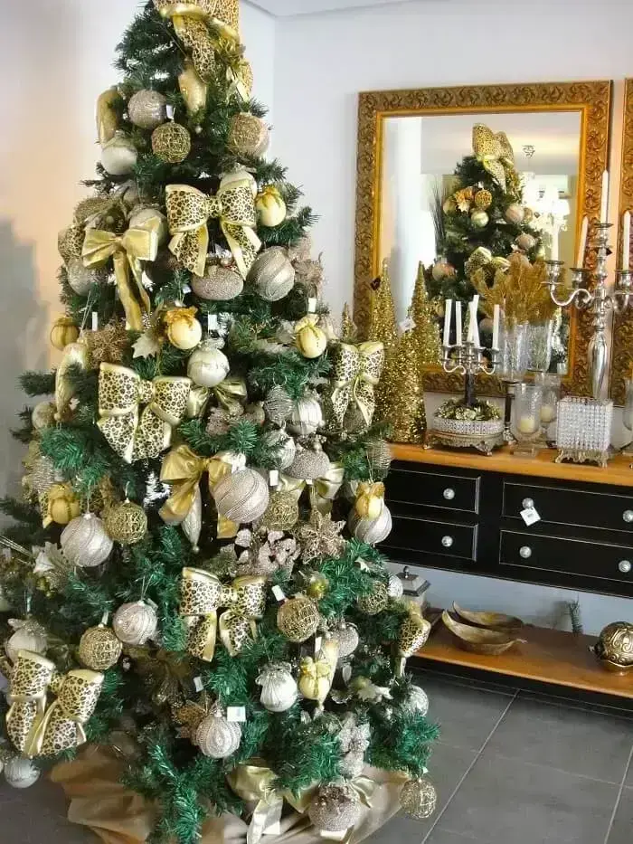 Árvore de natal glamorosa decorada de laços com estampa de oncinha. Fonte: Wattpad