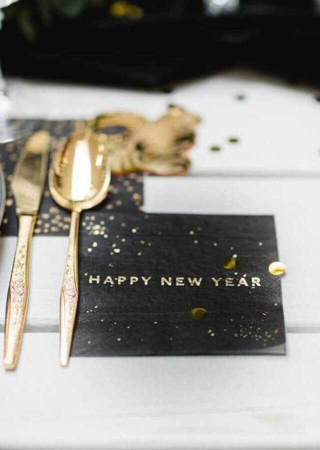 Decoração de mesa de ano novo moderna com detalhes em dourado