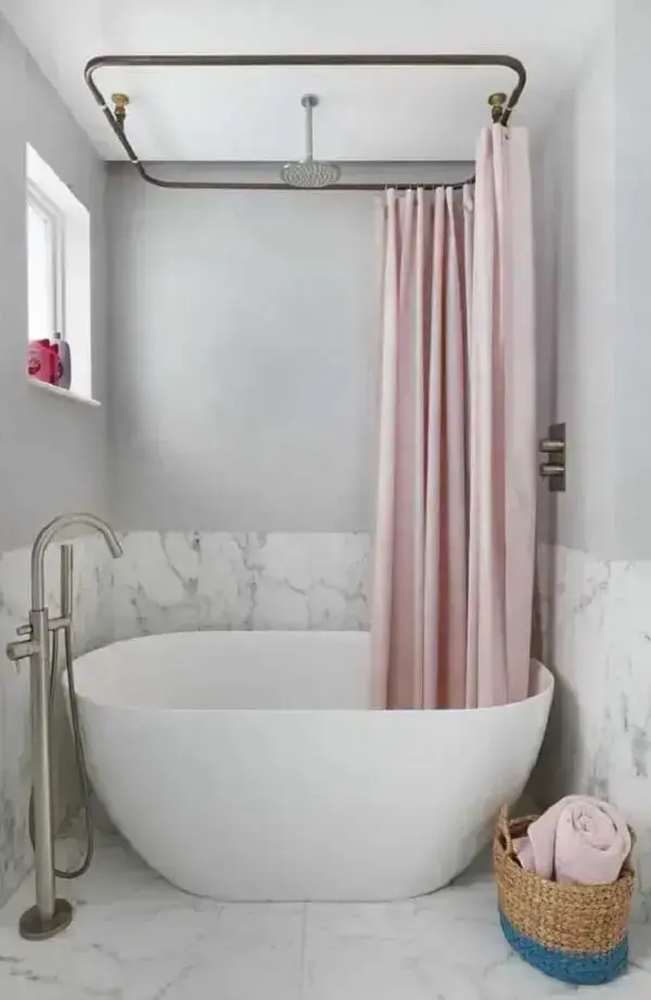 A cortina de box para banheiro cobre toda a banheira. Fonte: Decor Fácil
