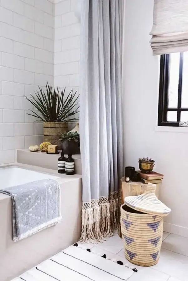 A cortina para banheiro traz um toque especial para a decoração. Fonte: Decor Fácil