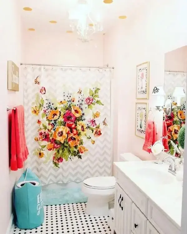 A cortina para box de banheiro estampada traz ainda mais vida para o décor. Fonte: Dicas Decor