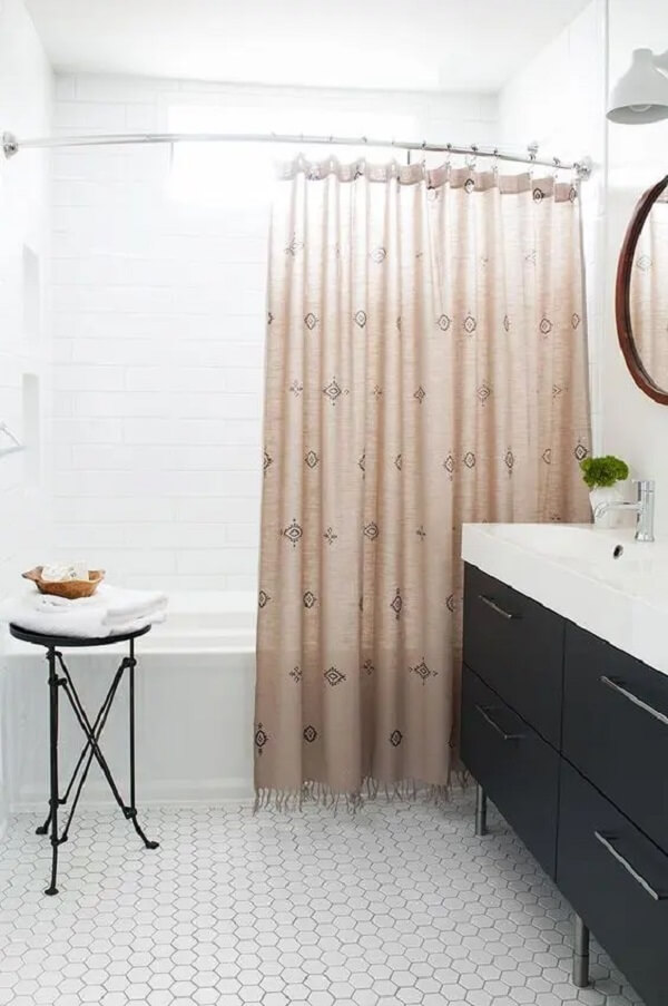 A cortina para box de banheiro pode ser feita em diferentes materiais. Fonte: Grey Bathroom