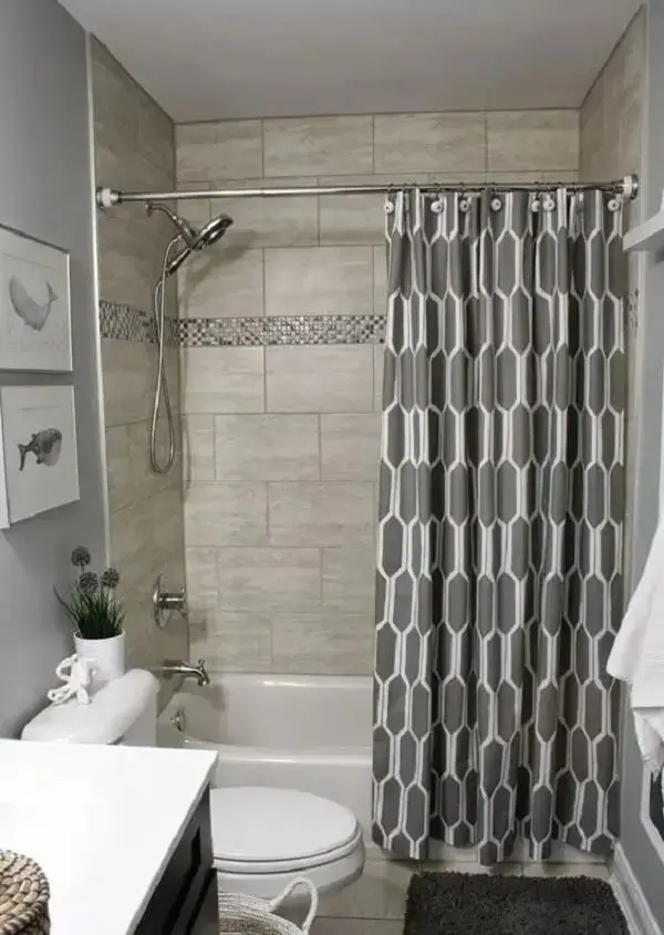 A cortina para box de banheiro traz privacidade para a hora do banho. Fonte: Você Precisa Decor