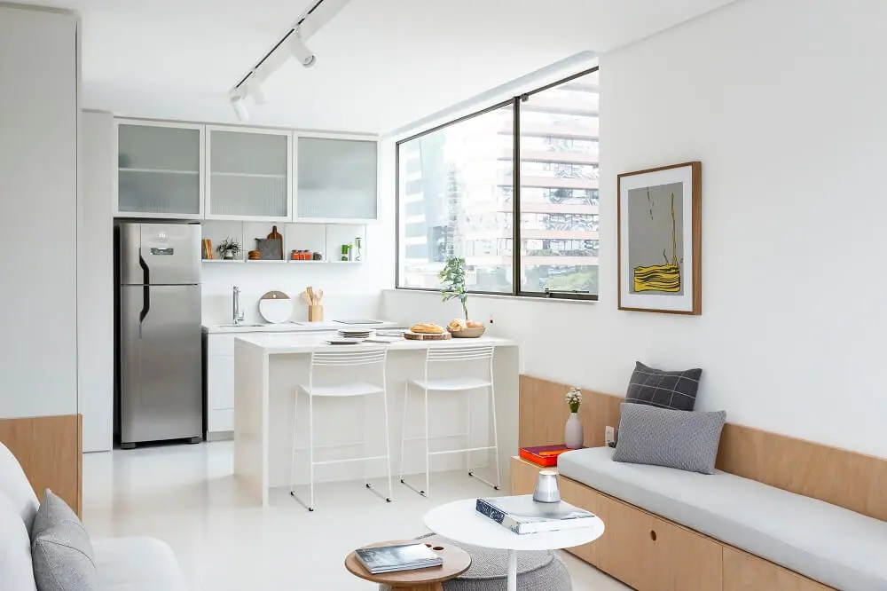 A cozinha planejada otimiza o espaço do apartamento. Foto: Ricardo Bassetti