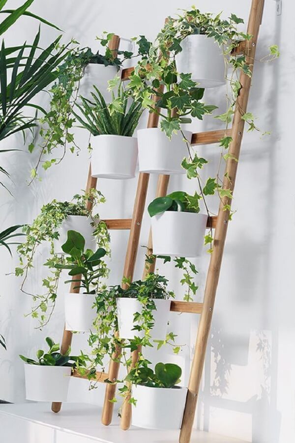 A escada decorativa pode ser usada para fixar vasos de plantas. Fonte: Decoration Blog