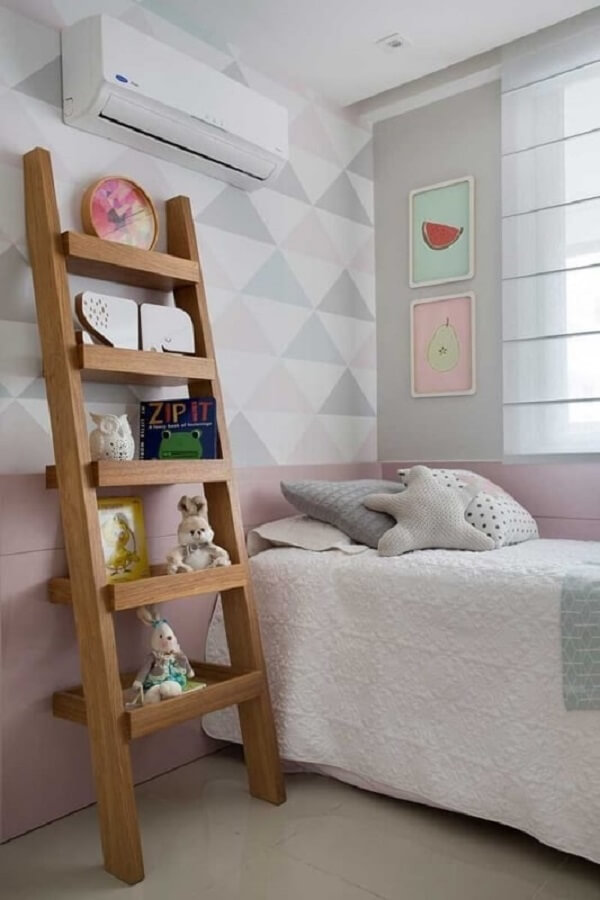 A estante escada de madeira decorativa serve de apoio para os brinquedos. Fonte: Casa de Valentina