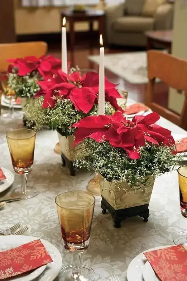 A flor de natal é muito utilizada na decoração de centro de mesa de natal. Fonte: Studio Lab Decor