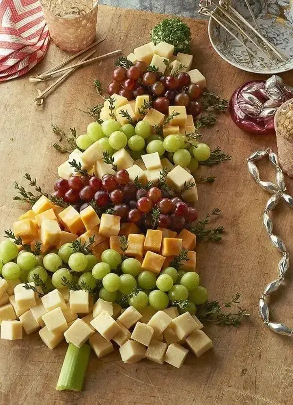 A tábua de queijos e frutas também é uma opção de arranjo para o centro de mesa de natal. Fonte: Casa Casada