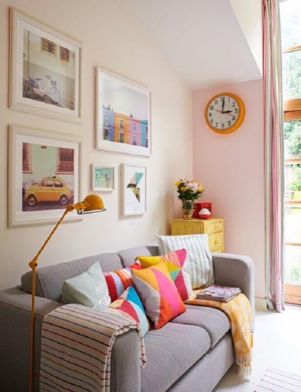 Almofadas coloridas para sala de estar decorada com sofá cinza Foto Dani Noce