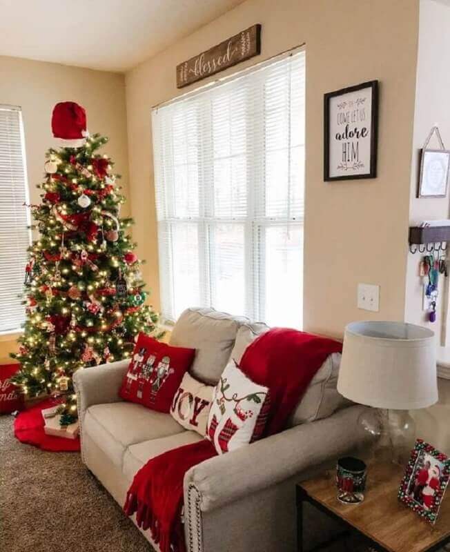 Almofadas temáticas e árvore de Natal decorada para festa de Natal em casa Foto Decor Fácil