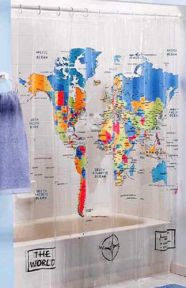 Apaixonados por viagens podem apostar na cortina de box para banheiro com a imagem do mapa mundi. Fonte: Mobly