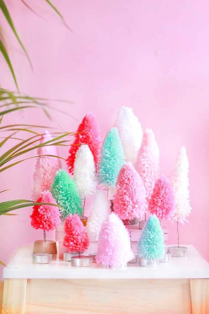 Aparador decorado com mini árvores de natal coloridas feitas com lã