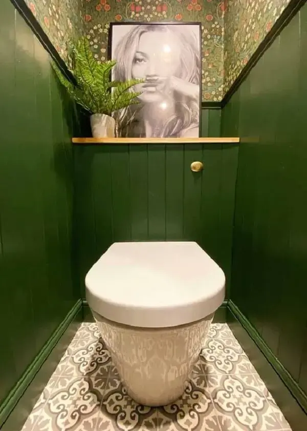 Aposte em cores ousadas na decoração do banheiro embaixo da escada. Fonte: The Twinkle Diaries