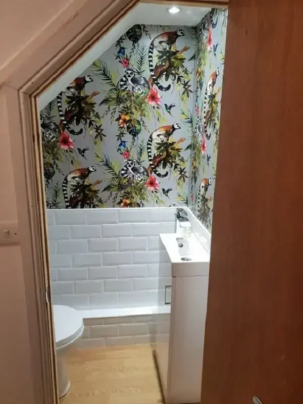 Aposte no papel de parede para compor o décor do banheiro embaixo da escada. Fonte: CuteWallpaper