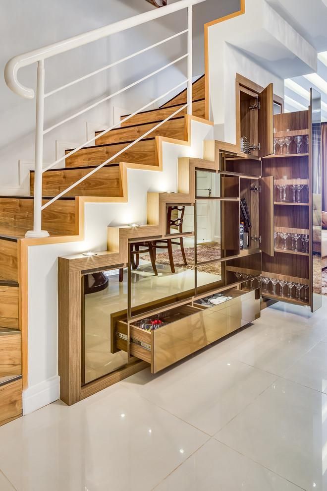 Armário embutido nas escadas modernas com portas espelhadas