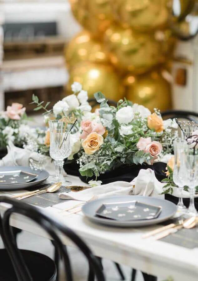 Arranjo de flores para decoração de mesa posta de ano novo Foto Ideias Decor
