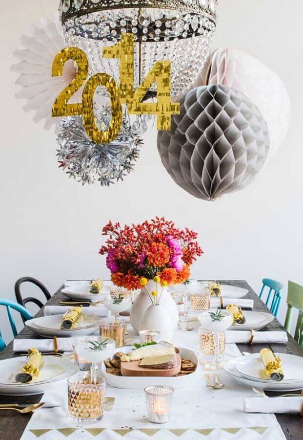 Arranjo de flores para decoração simples de mesa de ceia de ano novo Foto Decor Fácil