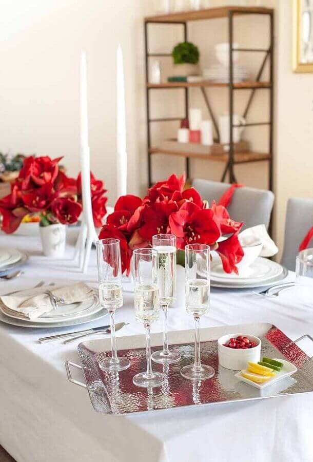 Arranjo de flores vermelhas para decoração de mesa de festa de Natal Foto The Home Decor