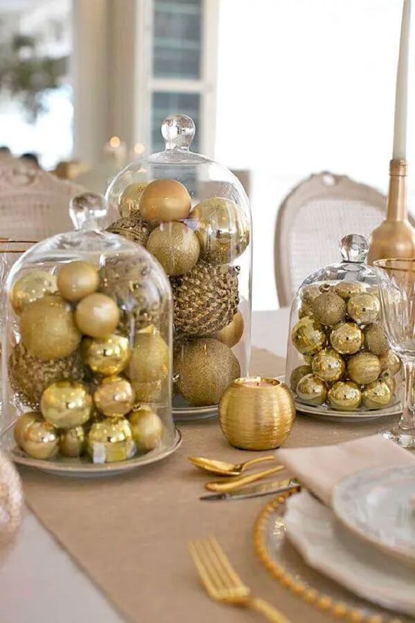 Arranjo natalino para centro de mesa em tons de branco e dourado. Fonte: Casa e Festa