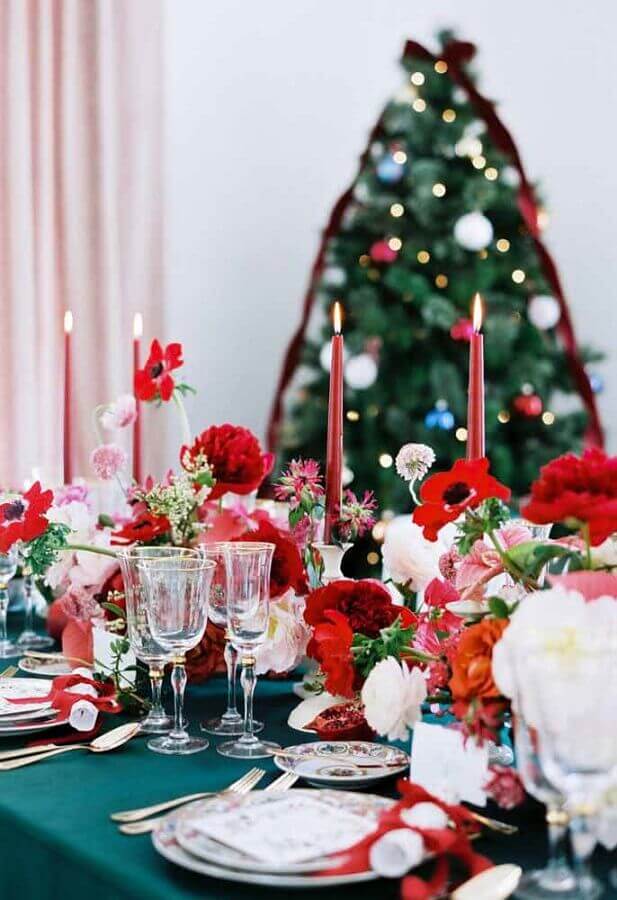 Arranjos de flores e velas vermelhas para decoração de festa de Natal Foto Área de Mulher