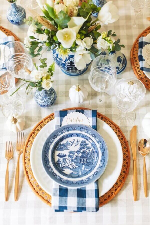 Arranjos de flores para decoração de mesa posta de ano novo bege e azul Foto Pizzazzerie
